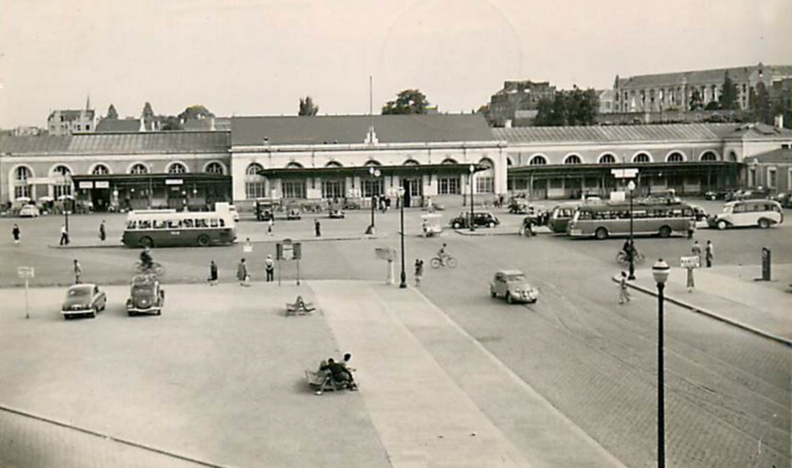 Fichier:Vers 1953 la place de la gare.png