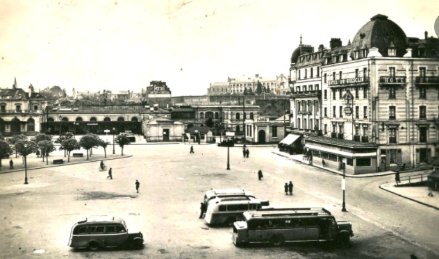 Fichier:Place de la gare ca 1930.png