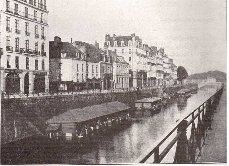 Fichier:Les bateaux lavoirs du quai lamennais en 1889.jpeg
