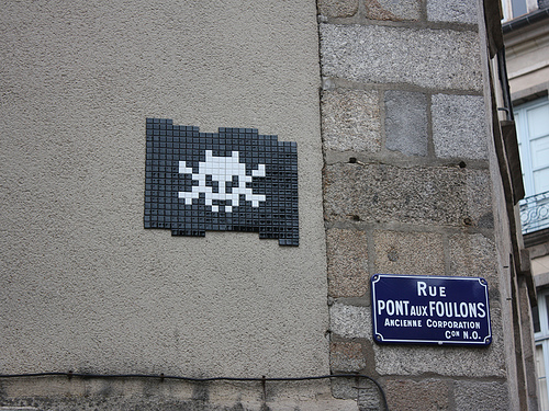 Fichier:Space invader pirate rue pont aux foulons.jpg