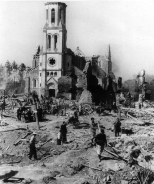Fichier:Devant l'église bombardée.png