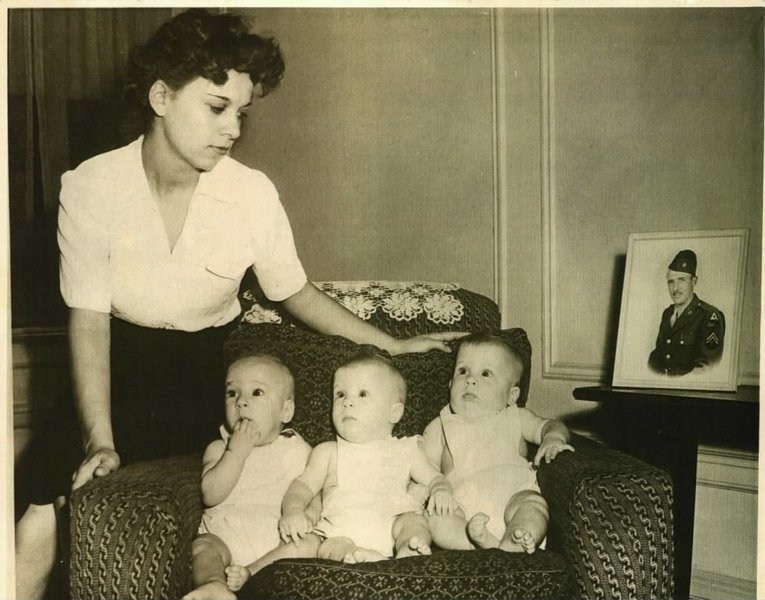Fichier:Mother and 3 children.jpg