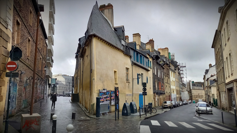 Fichier:Rennes-Rue-des-Innocents-Rue-Saint-Louis-Fevrier-2021.jpg