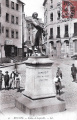 Place du Champ-Jacquet et Statue leperdit. Les immeubles au nord de la Place en 1904, par E. Mary-Rousselière. Coll. YRG et AmR 44Z1562