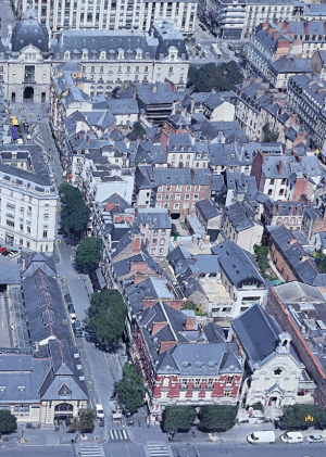 La rue Jules Simon vue du boulevard de la Liberté , avec à droite le temple protestant, vers le nord, Palais du Commerce