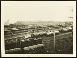 Vue des wagons à l'arrière de la gare de Rennes en 1940-1950, photographie anonyme. Collections Musée de Bretagne, Rennes.