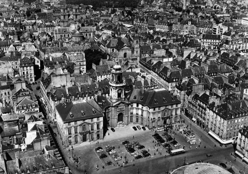 Fichier:Mairie, St-Sauveur et cathédrale.png