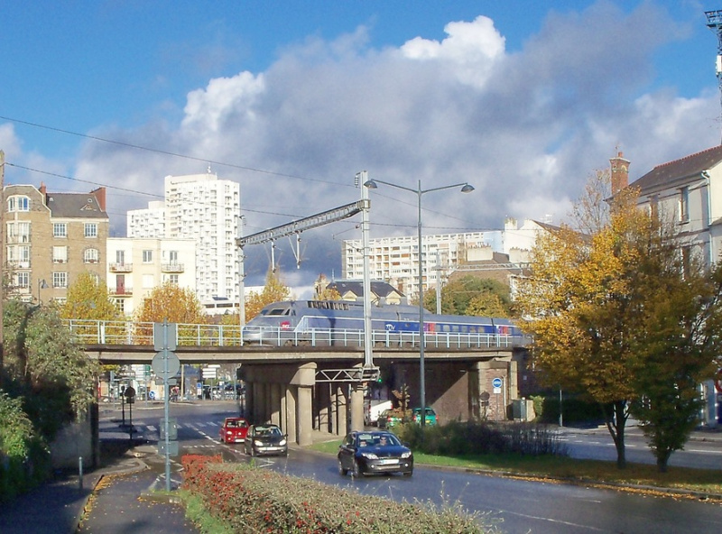Fichier:Pont de Nantes (train TGV arrivant en gare).jpg