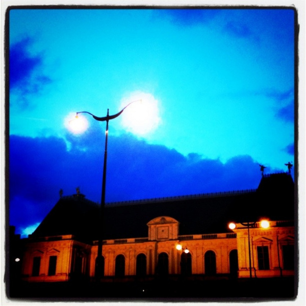 Fichier:Nuit sur le Parlement de Bretagne.jpg