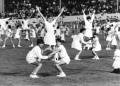 Mouvement d'ensemble des élèves des écoles primaires pour le spectacle du stade vélodrome, années 1980. Archives de Rennes.