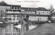 Carte postale des Imprimeries Réunies, Nancy. Immersion du 15 décembre 1907. Retour. La Piletière. Le cours de la Vilaine était alors beaucoup plus proche des bâtiments. Coll. YRG et AmR 44Z0257