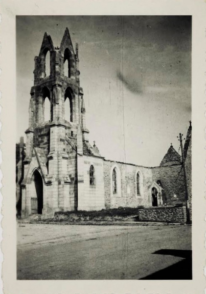 Fichier:Église de St-Laurent après le combat.jpg