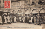L'Hôpital militaire. Guerre (1914-15-16). La Cour d'entrée. E. Mary-Rousselière 1068. Coll. YRG et AmR 44Z1712