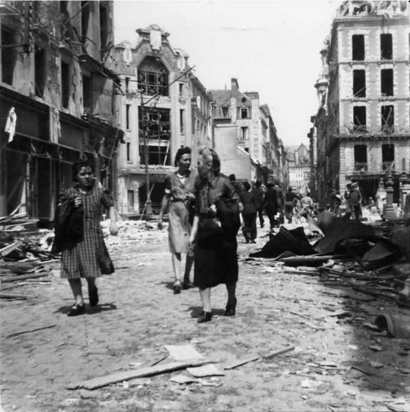 Fichier:Rue de Nemours 4 août 1944.png