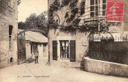 L'entrée de l'hôpital militaire, rue Saint-Louis. La Cigogne 60. Coll. YRG
