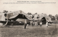 Le monoplan de Noué Obre, moteur Darracq 50 HP et les deux "Demoiselles" Clément-Bayard 35 HP devant leur hangar. AmR 44Z0404
