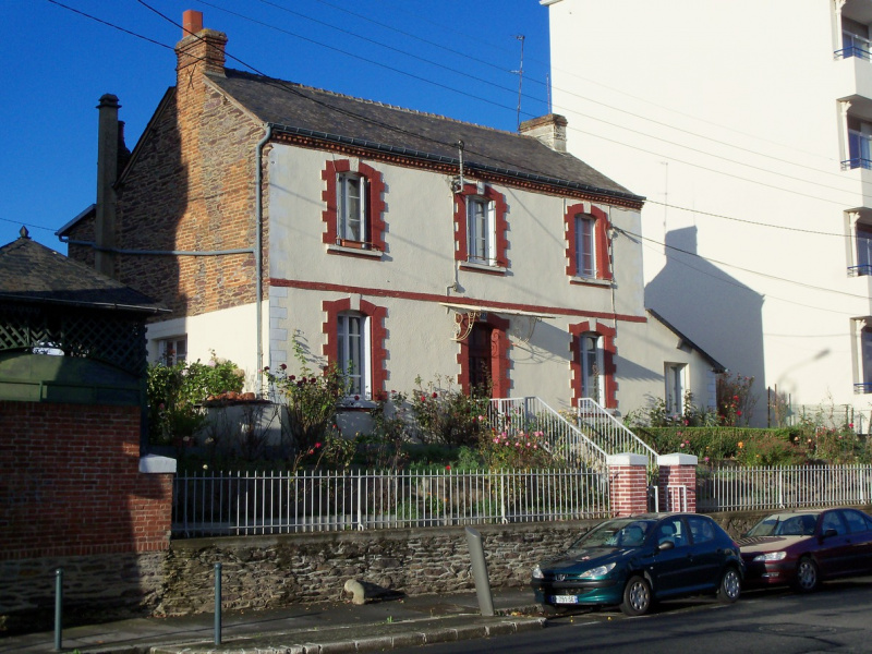 Fichier:Boulevard Jean Mermoz - maison de 1892 entre deux immeubles.JPG