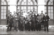Groupe sur le grand perron. Carte photo, écrite 1914. Coll. YRG et AmR 44Z