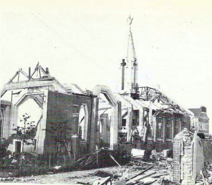 Fichier:Église Saint Martin bombardée le 29 mai 1943.jpg
