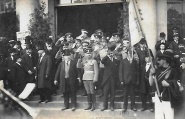 Le Groupe d'Officiers Russes sur les marches du Théâtre. Carte photo coll. YRG et AmR 44Z0566. Le clicjhé a également été édité en carte postale par E. Mary-Rousselière.