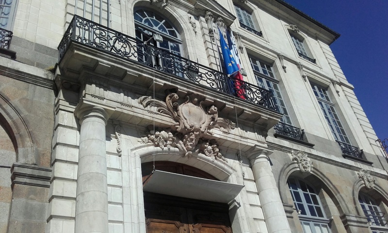 Fichier:Hirondelles mairie.jpg