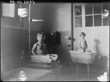 Vue sur les lavabos - M0212 976-0041-2083 (Archives Municipales)